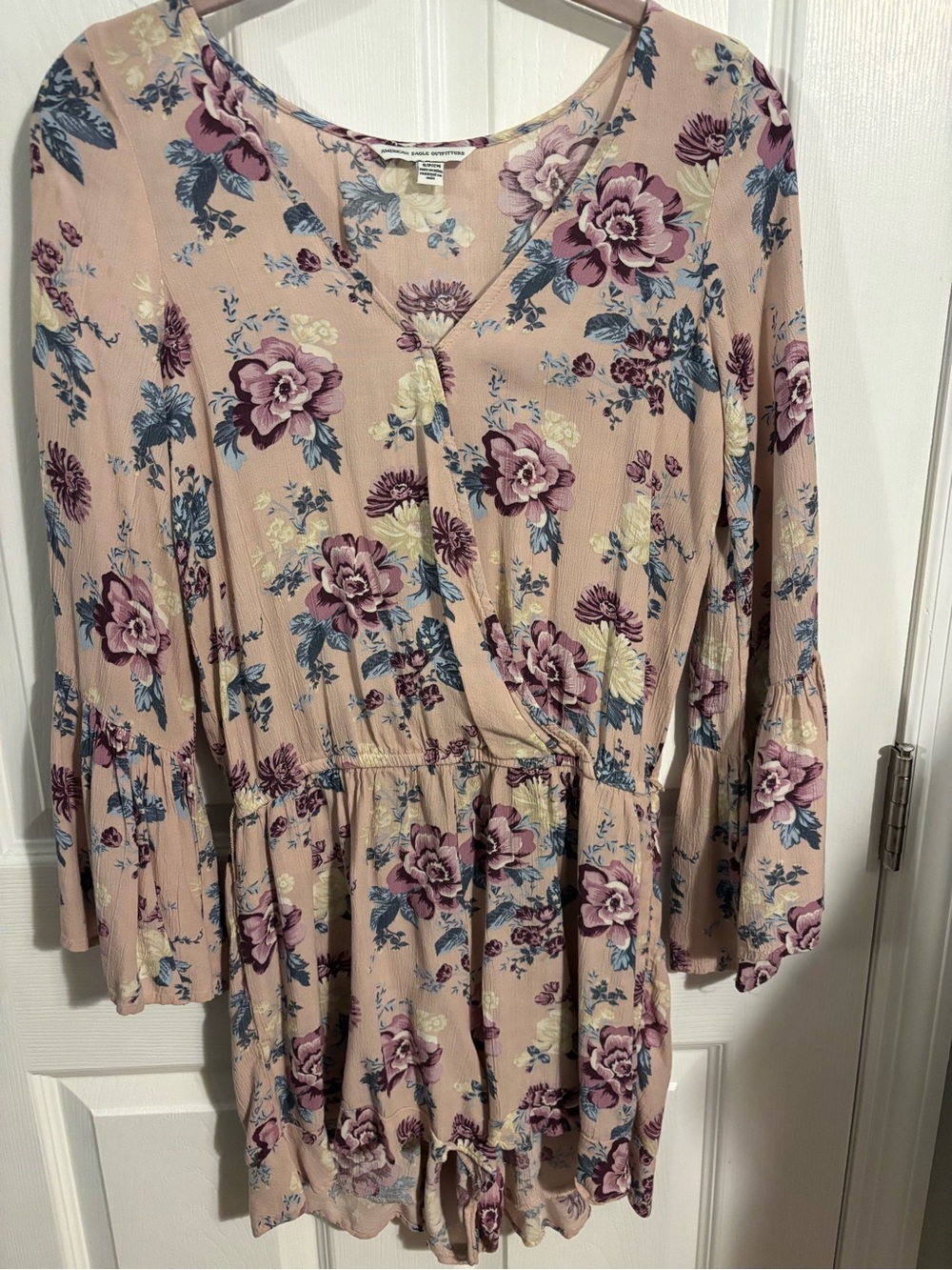 😍American Eagle Outfitters Pink Floral V-Neck Romper Size small